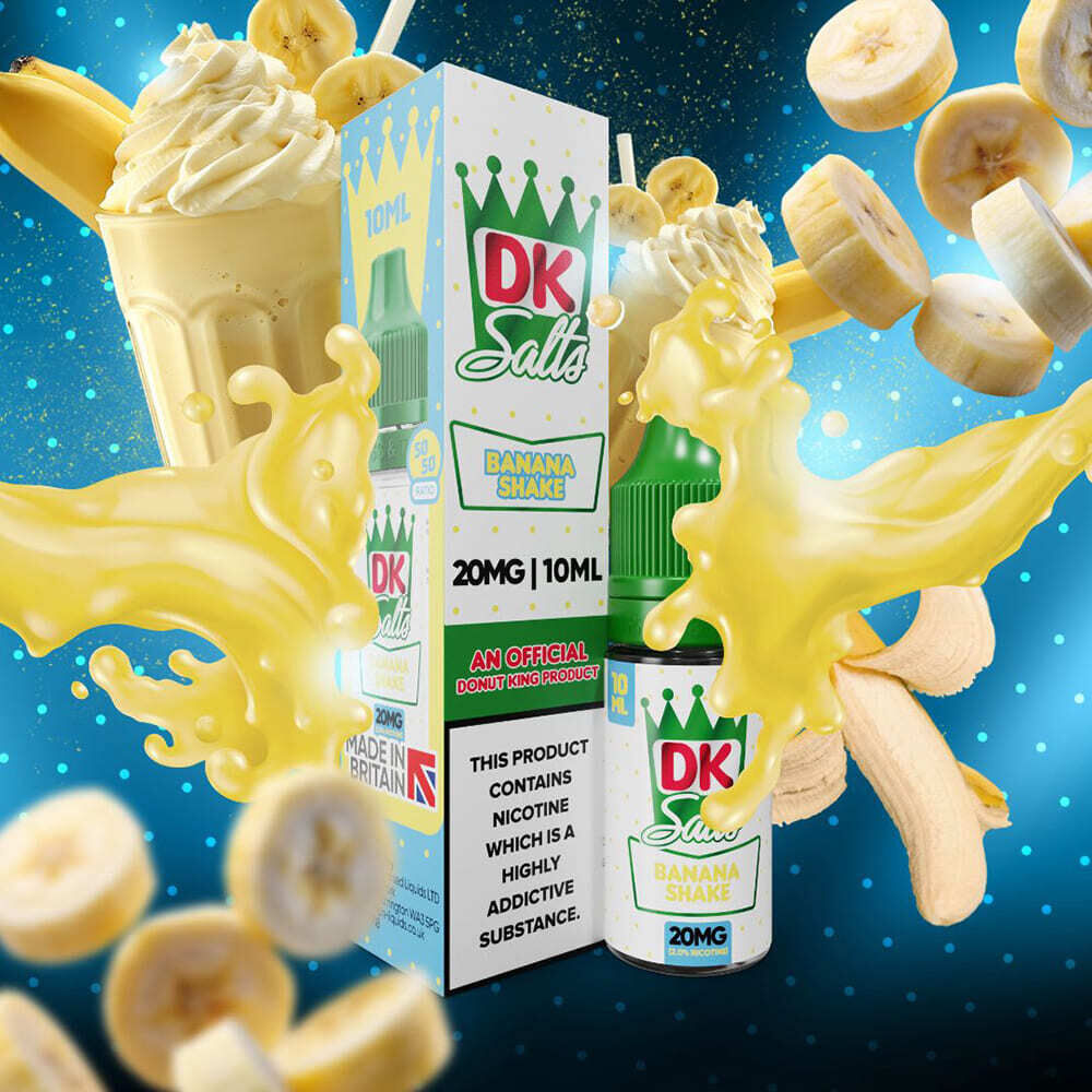 Liquid Banana Shake 20mg - DK Salts DK Salts Nikotinsalz Banana Shake 20mg Packung und Flasche vor Bananenscheiben und gelber Flüssigkeitsspritzer auf blauem Hintergrund