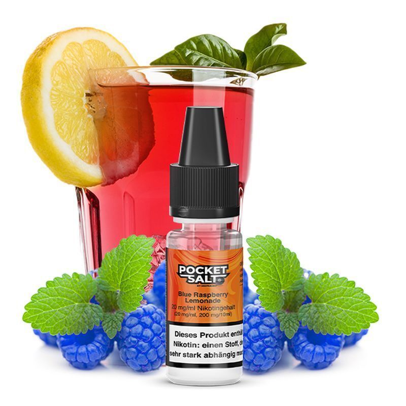 Liquid Blue Raspberry Lemonade mit 20mg Nikotin von Pocket Salt E-Liquid-Flasche Pocket Salt Blue Raspberry Lemonade vor einem roten Getränk mit Zitrone und Himbeeren.