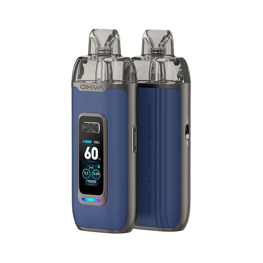 Oxva Vprime Pod Kit in blauem Leder mit Bildschirmanzeige, zwei Geräten sichtbar, eines zeigt 60W und Statussymbole, klarer Pod-Behälter.