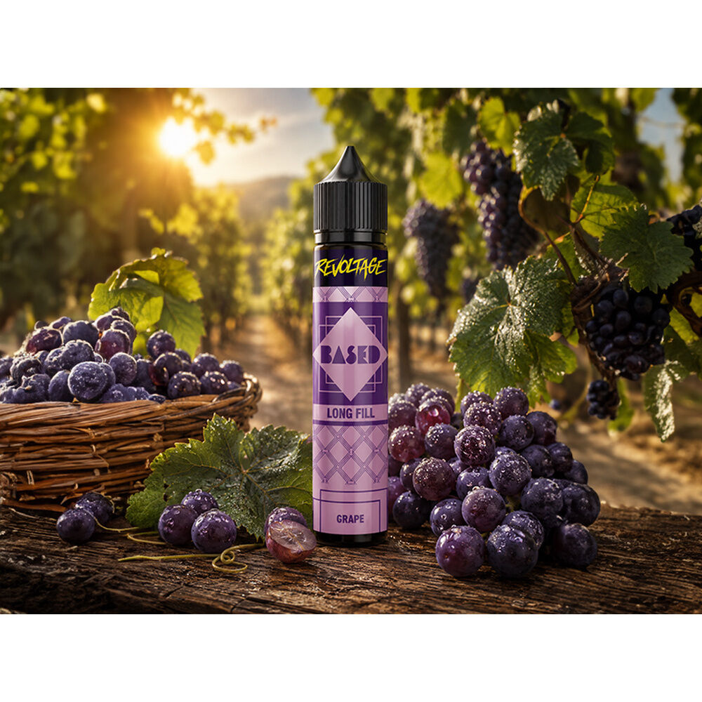 Revoltage Based Longfill Aroma Grape Flasche neben frischen Trauben auf einem Weinberg bei Sonnenuntergang, im Hintergrund reife Reben