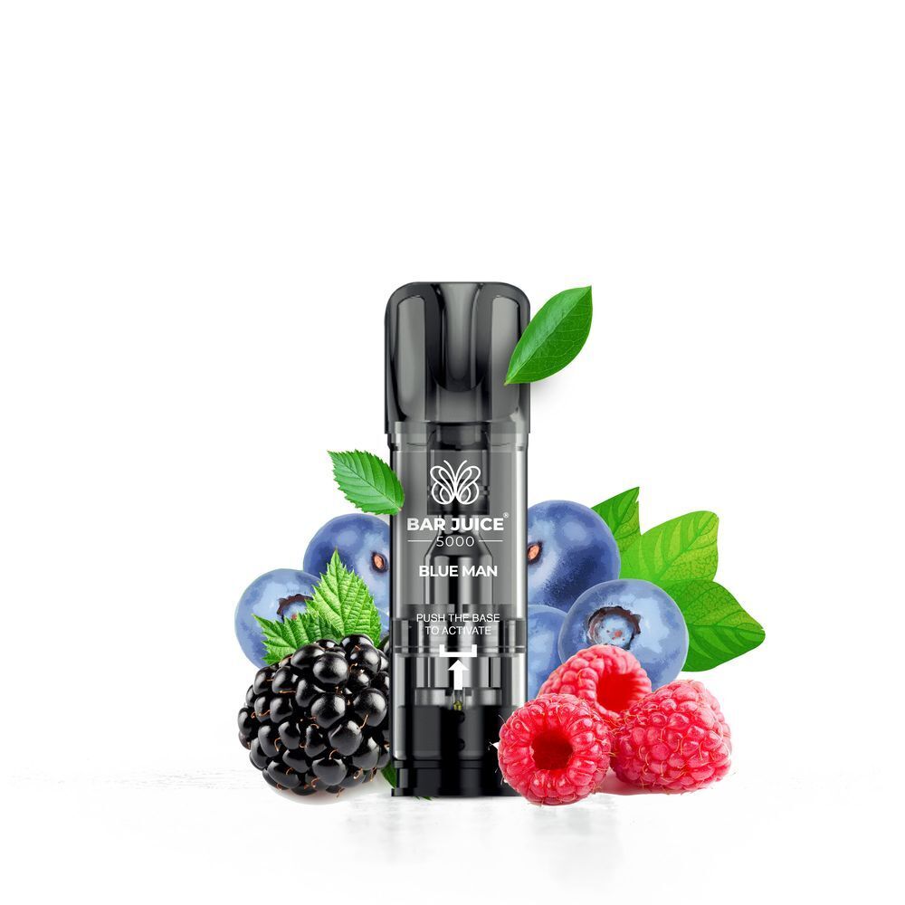 Blue Man 20mg - Bar Juice 5000 Pods Bar Juice 5000 Pods Blue Man 20mg vor einer Auswahl an Beeren, darunter Himbeeren, Blaubeeren und Brombeeren, mit grünen Blättern verziert.
