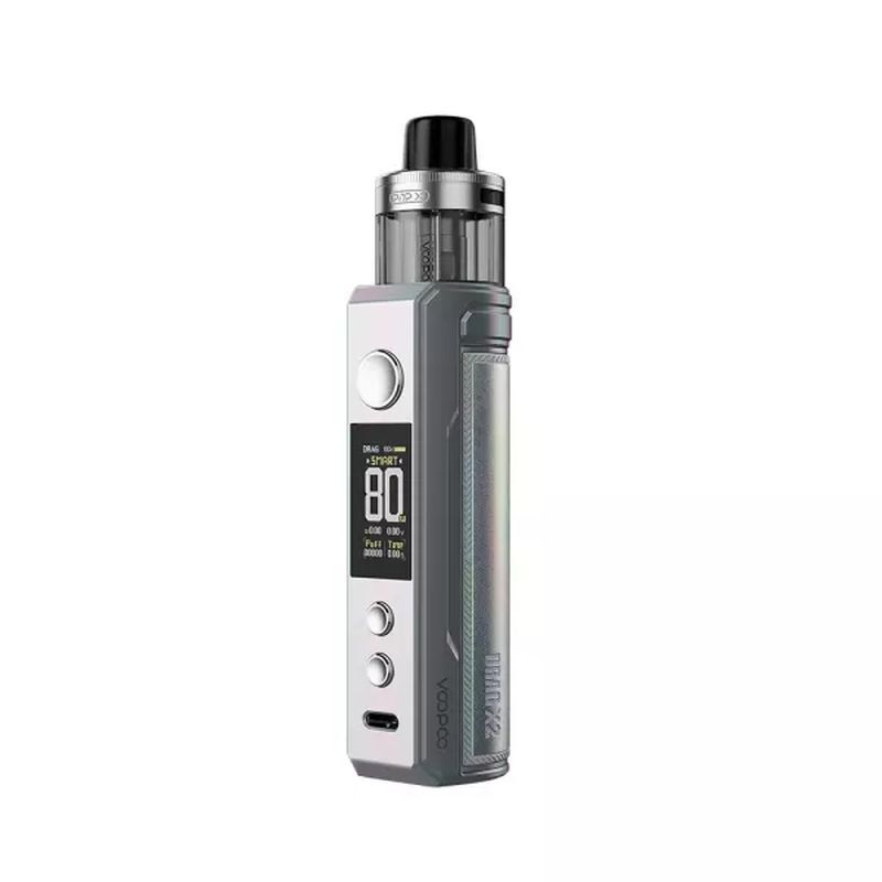 Voopoo Drag X2 Pod Kit in der Farbe Colorful Silver Voopoo Drag X2 Pod Kit in Silber mit farbigen Akzenten, Display zeigt 80 Watt, zwei Knöpfe darunter, Voopoo-Logo an der Seite sichtbar.