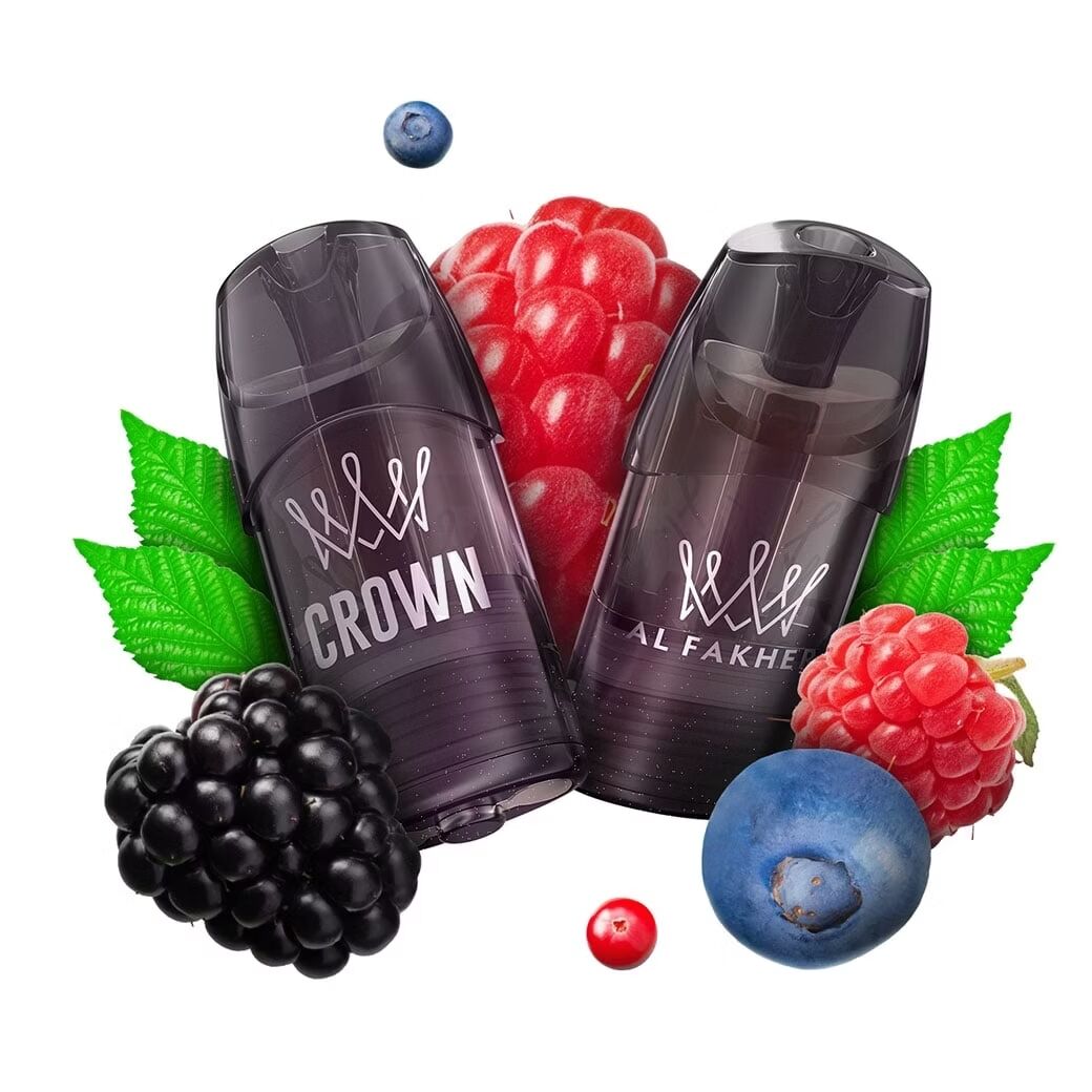Al Fakher Crown Switch Pods - Forest Berries 18mg Zwei dunkle Vape-Pods mit Aufschriften "Crown" und "Al Fakher" umgeben von Himbeeren, Brombeeren, roten Beeren und grünen Blättern.