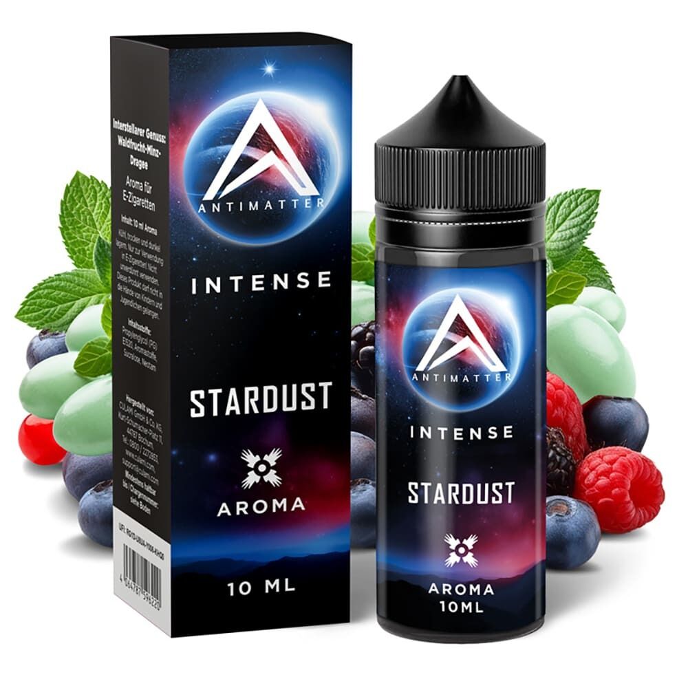 Aroma Stardust von Antimatter Intense Flasche und Verpackung von Antimatter Intense Aroma Stardust, umgeben von Himbeeren, Blaubeeren und grünen Dragees, mit stilisiertem Planeten-Logo.