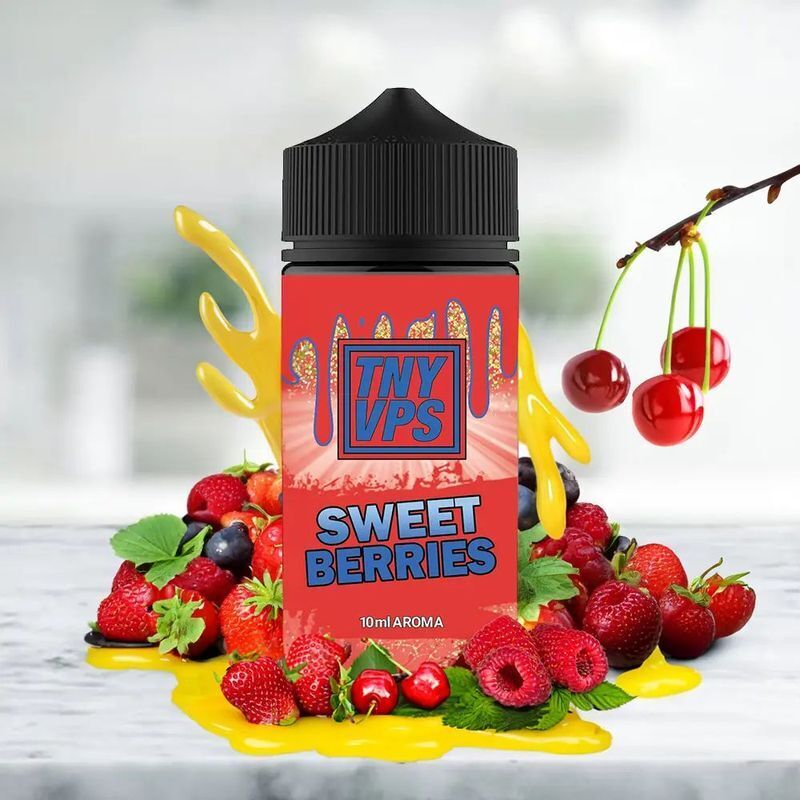 Aroma Sweet Berries von Tony Vapes Tony Vapes Aroma Sweet Berries Flasche umgeben von frischen Beeren wie Erdbeeren, Himbeeren und Kirschen auf einem gelben Spritzer.