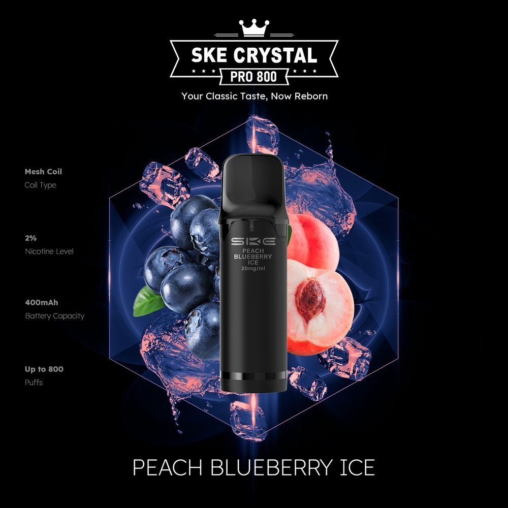 SKE Crystal 800 Pro Pods - Peach Blueberry Ice SKE Crystal Pro Pod, Geschmacksrichtung Peach Blueberry Ice, mit blauem Hintergrund und Eiskristallmuster, 2% Nikotin, 400mAh-Batterie.
