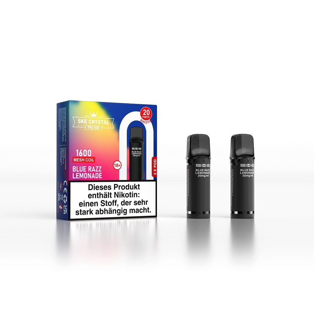 SKE Crystal 800 Pro Pods - Blue Razz Lemonade SKE Crystal Pro Pods Blue Razz Lemonade 20mg, zwei schwarze Pods neben bunter Verpackung mit Nikotinwarnung im Vordergrund