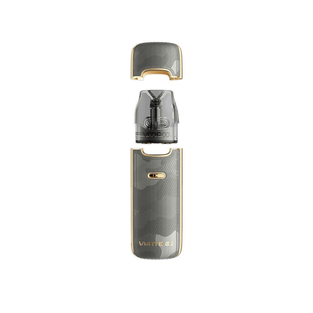 Voopoo Vmate E2 Pod Kit Urban Camo mit goldenen Akzenten, entfernbarer Kappe und transparentem Pod, sichtbares Branding oben auf dem Pod.