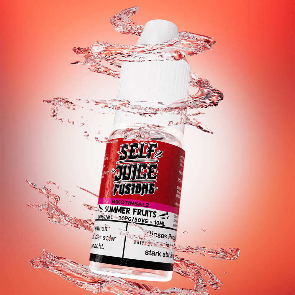 Liquid Summer Fruit von Self Juice Flasche Self Juice Summer Fruit Nikotinsalz vor rotem Hintergrund, umgeben von spritzendem Wasser.