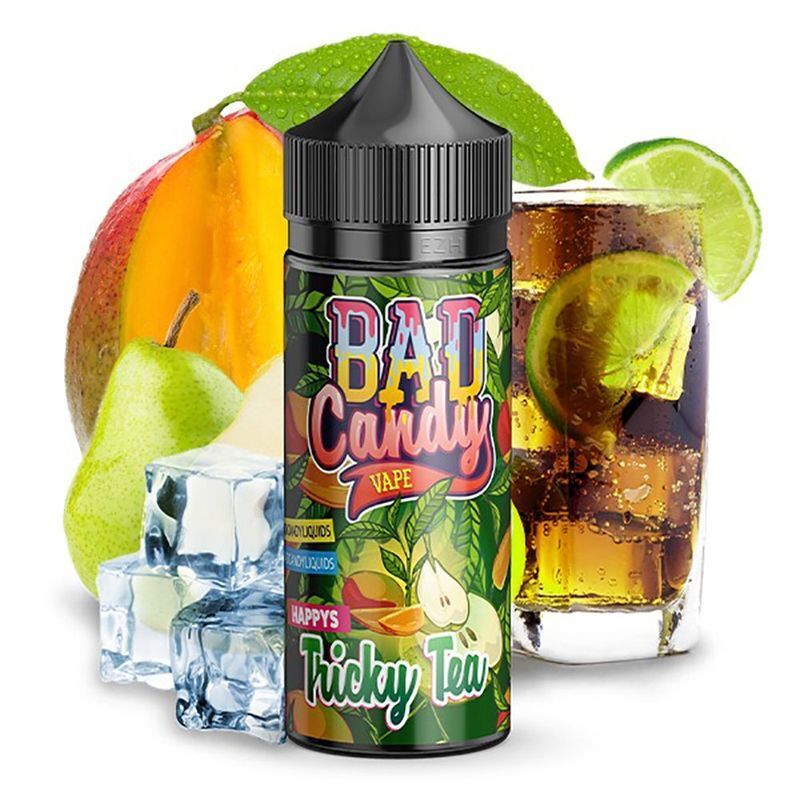 Aroma Tricky Tea von Bad Candy Bad Candy Aroma Tricky Tea Vape Flasche vor Eiswürfeln, einer halbierten Lime, einem Glas Eistee, Mango- und Birnenstücken.