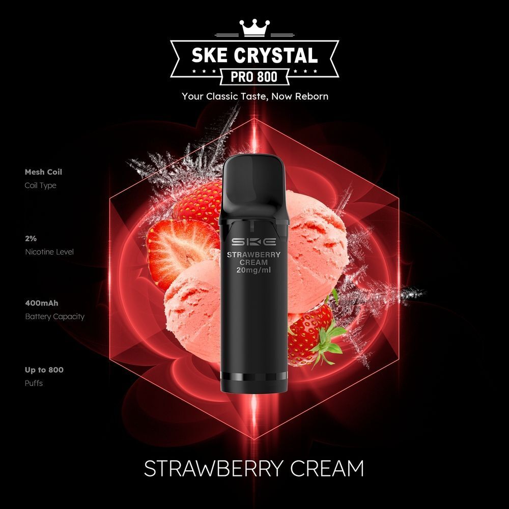 SKE Crystal 800 Pro Pods - Strawberry Cream SKE Crystal Pro Pods Strawberry Cream 20mg, schwarzer Vape-Pod vor Erdbeeren und Eiscreme, Details zu Nikotingehalt und Akkukapazität.