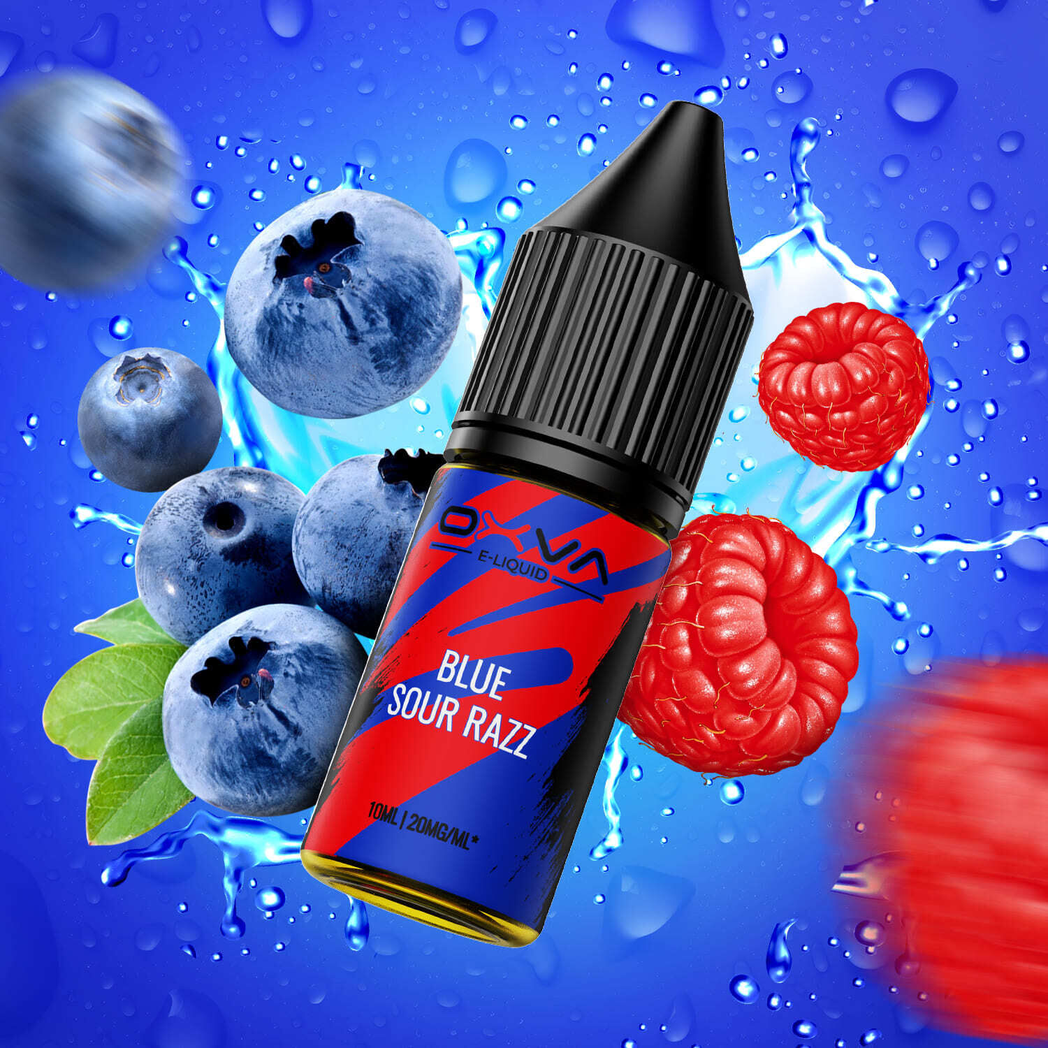 Flasche Oxva Blue Sour Razz 20mg E-Liquid vor blauem Hintergrund mit spritzendem Wasser, umgeben von Blaubeeren und Himbeeren