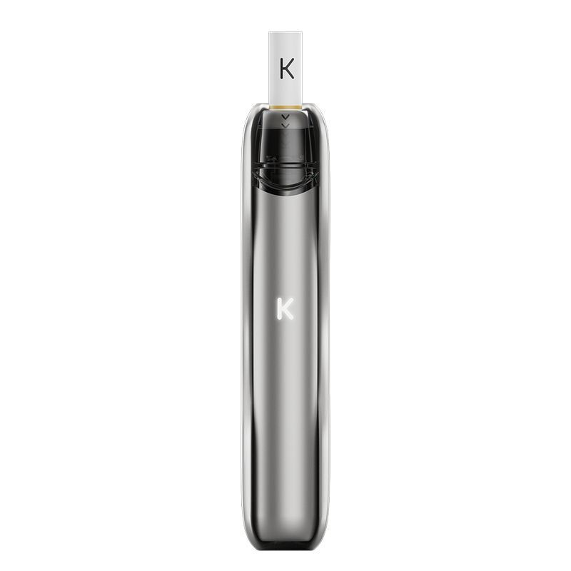 Kiwi 2 Pod Kit - Nimbus Cloud in Silberoptik mit einem „K“ oben und auf dem Gehäuse, schwarzes Mundstück sichtbar