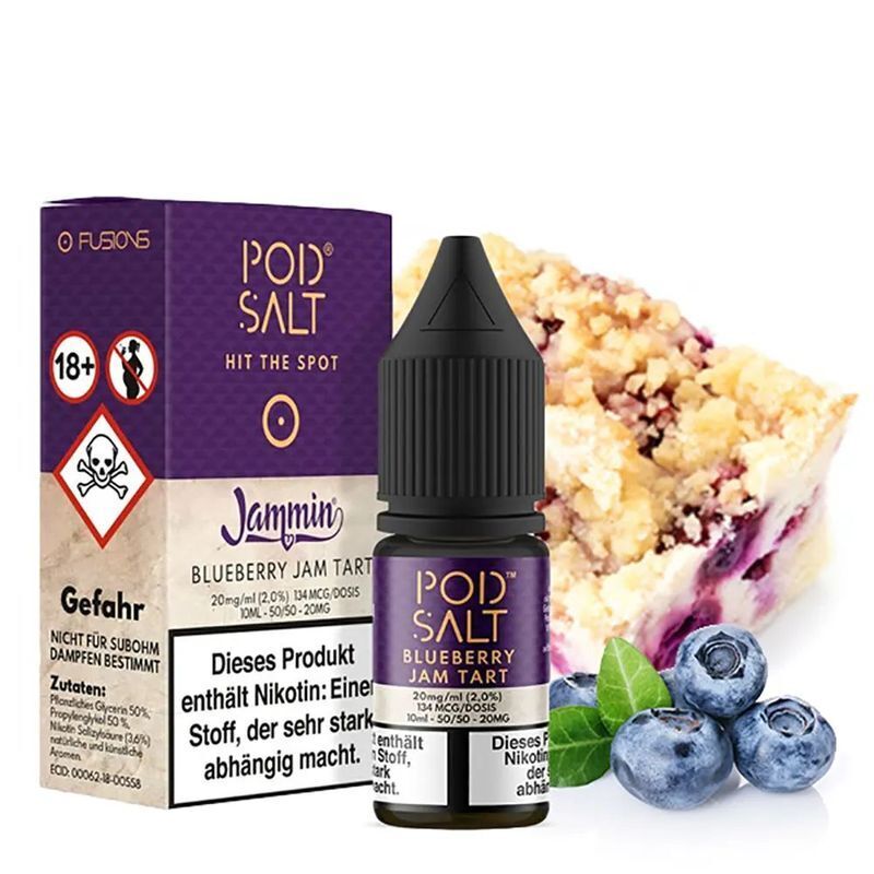 Liquid Blueberry Jam Tart mit 20mg Nikotin von Pod Salt Fusion Pod Salt Fusion Nikotinsalz Blueberry Jam Tart 20mg Flasche, Packung mit Warnhinweisen, Blaubeeren und Kuchenstück im Hintergrund.