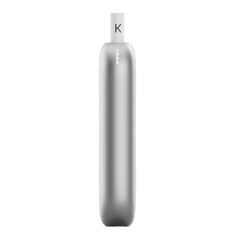 Ein silbernes Kiwi 2 Pod Kit - Nimbus Cloud mit vier kleinen LED-Anzeigen und einem K-Logo auf der Oberseite.