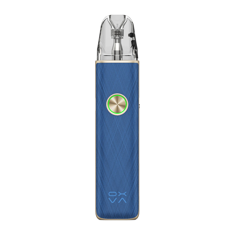Oxva Xlim 4 Pod Kit in Silken Blue Leather mit transparentem Pod, seitlichem Knopf und feinem Logo auf der Vorderseite