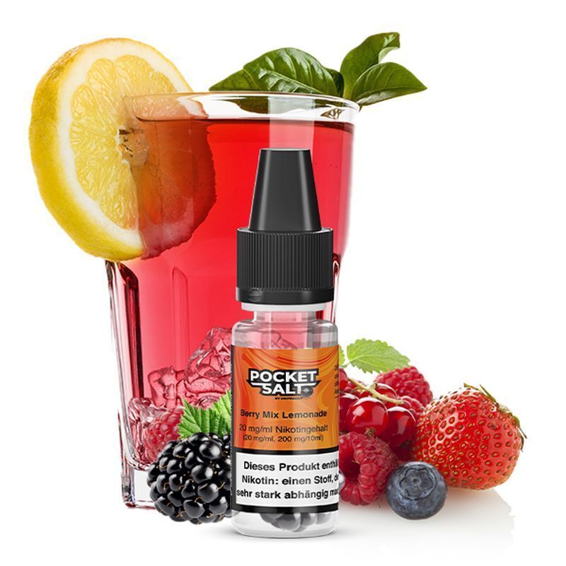 Liquid Berry Mix Lemonade mit 20mg Nikotin von Pocket Salt Pocket Salt Nikotinsalz Berry Mix Lemonade Flasche vor einem Glas roter Getränkemischung mit Zitrone, Eiswürfeln und Beeren.