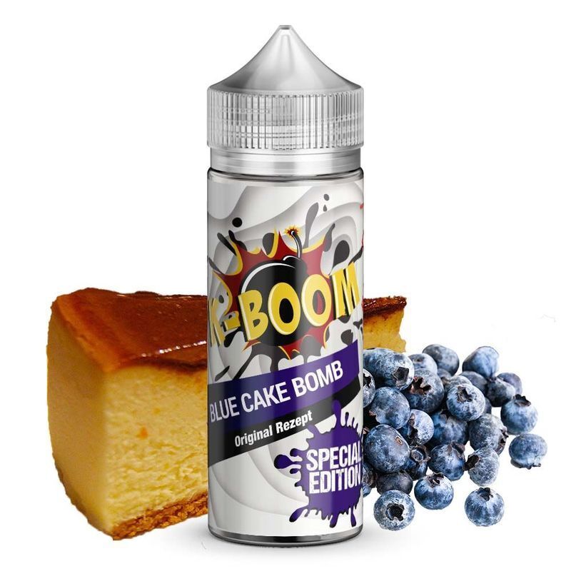 Aroma Blue Cake Bomb von K-Boom K-Boom Aroma Blue Cake Bomb Flasche neben einem Stück Kuchen und einem Haufen Blaubeeren, Special Edition Verpackungselemente sichtbar.