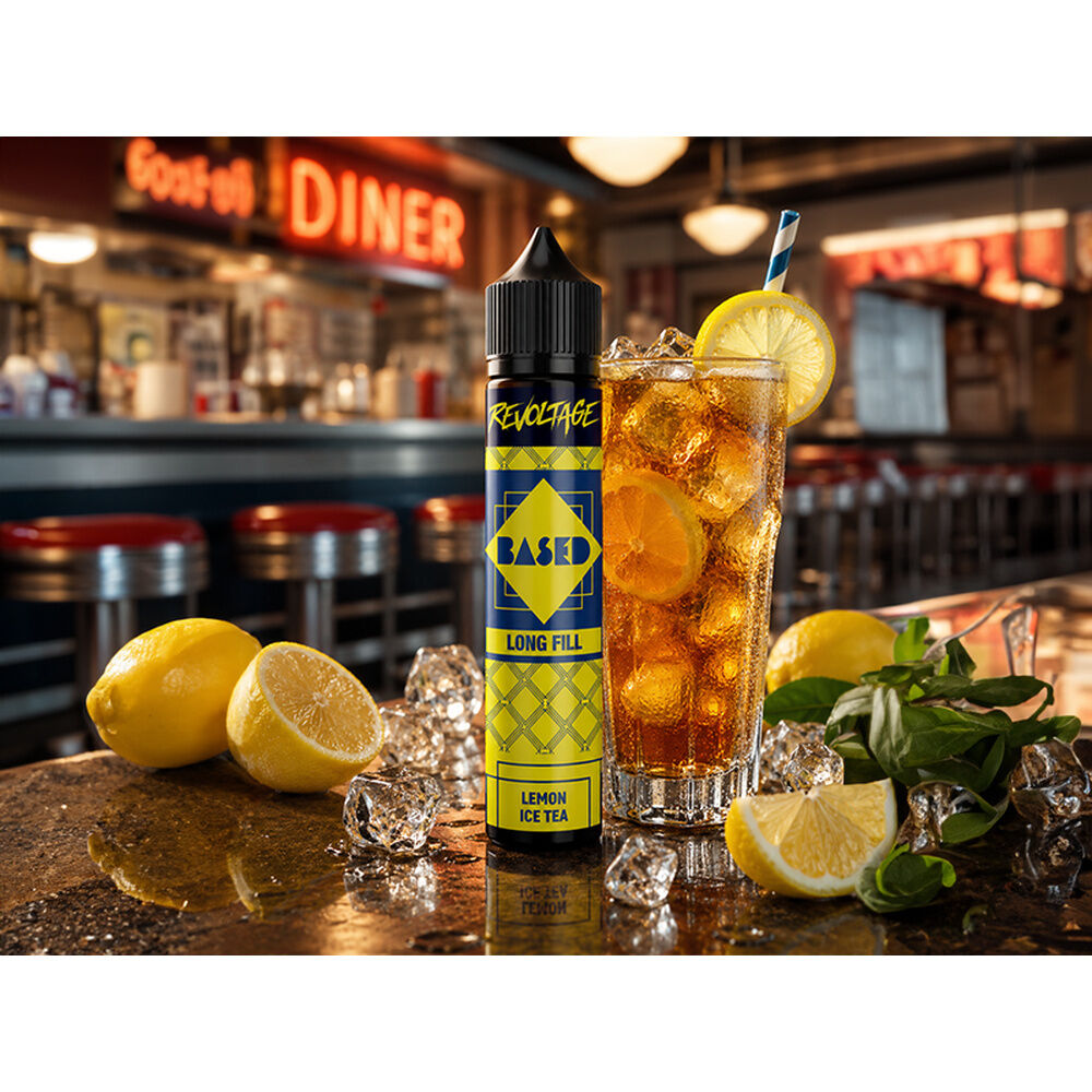 Revoltage Based Longfill Aroma Flasche und Glas mit Eistee, Zitronenscheiben und Eiswürfeln auf einem Tisch in einem Diner.