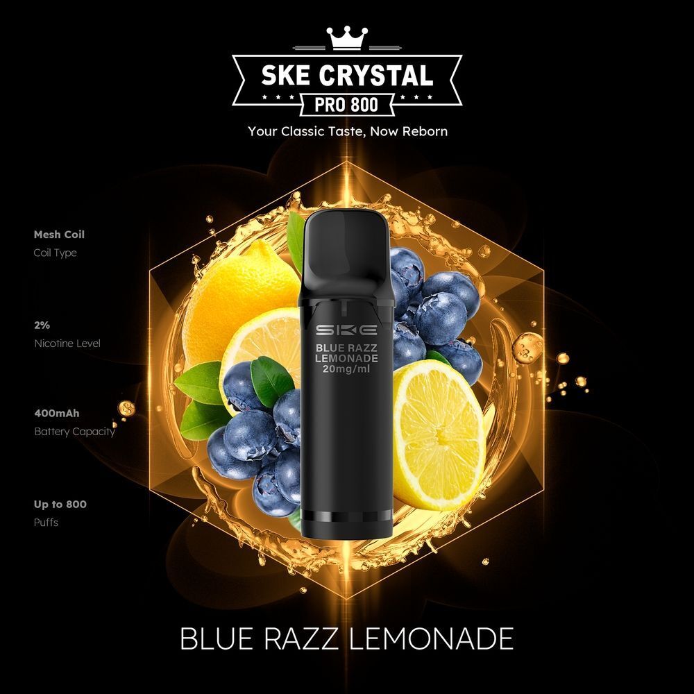 SKE Crystal 800 Pro Pods - Blue Razz Lemonade SKE Crystal Pro Pods Blue Razz Lemonade im Vordergrund mit blauen Beeren und Zitronenscheiben, 20mg/ml-Nikotingehaltsangabe sichtbar.