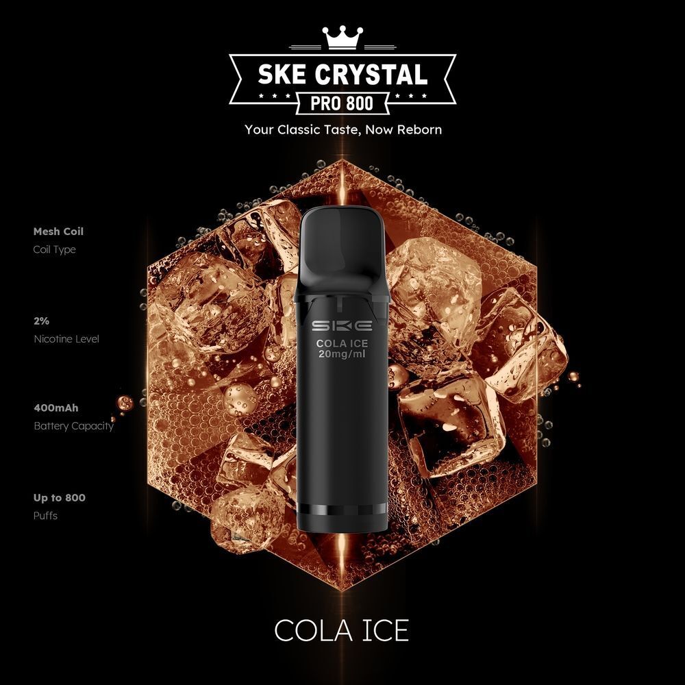 SKE Crystal 800 Pro Pods - Cola Ice SKE Crystal Pro Pods Cola Ice 20mg E-Zigaretten-Pod in schwarzem Zylinderdesign vor einer Cola-Eiswürfel-Grafik, mit SKE-Branding und Produktspezifikationen.