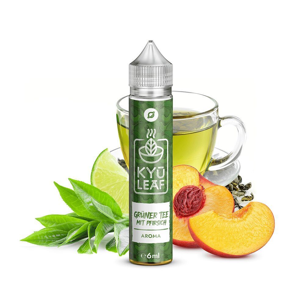 Aroma Grüner Tee mit Pfirsich von Flavorverse Aroma-Flasche mit der Aufschrift "Grüner Tee mit Pfirsich", daneben ein Glas grüner Tee, frische Pfirsichscheiben, Limette und Teeblätter.